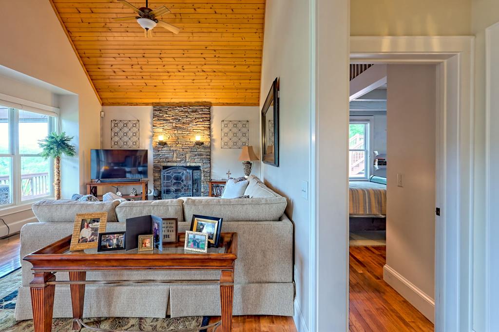 Franklin, North Carolina, 28734, United States, 3 Bedrooms Bedrooms, ,4 BathroomsBathrooms,Residential,Active,1945078