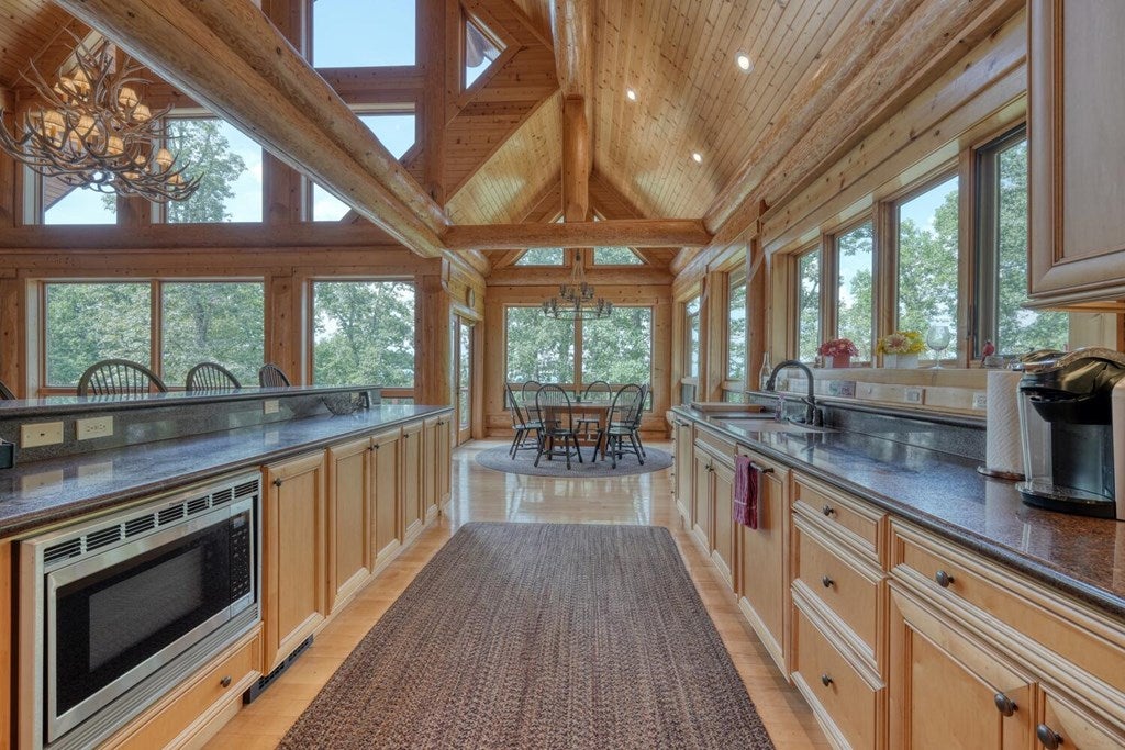 Blairsville, Georgia, 30512, United States, 4 Bedrooms Bedrooms, ,6 BathroomsBathrooms,Residential,Active,1934771