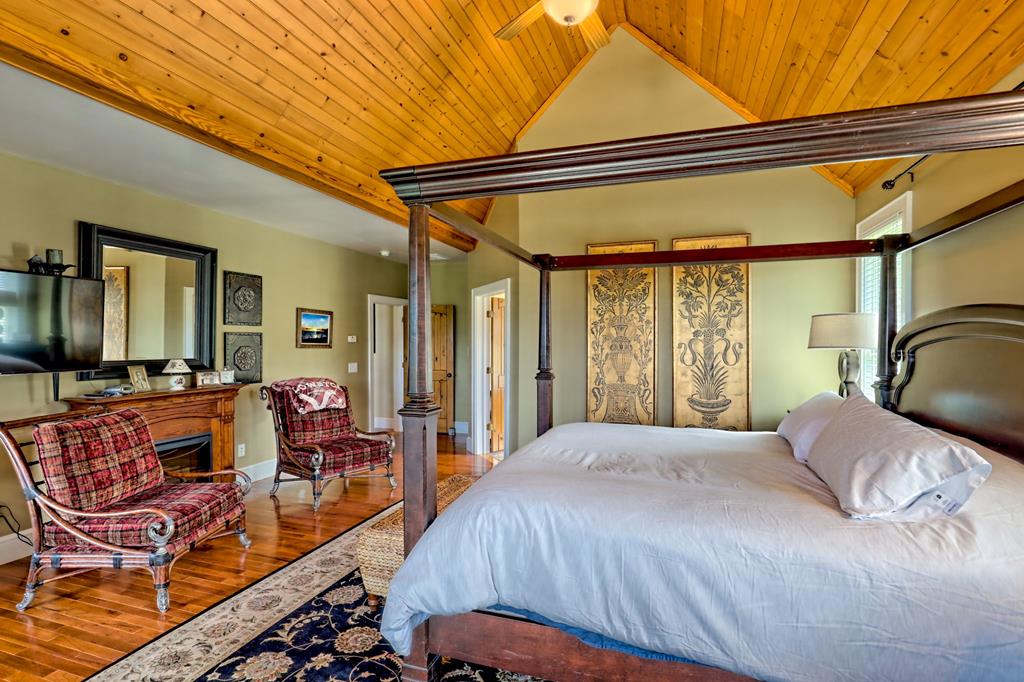 Franklin, North Carolina, 28734, United States, 3 Bedrooms Bedrooms, ,4 BathroomsBathrooms,Residential,Active,1945078