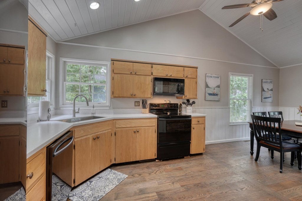 Blairsville, Georgia, 30512, United States, 4 Bedrooms Bedrooms, ,4 BathroomsBathrooms,Residential,Active,1920254