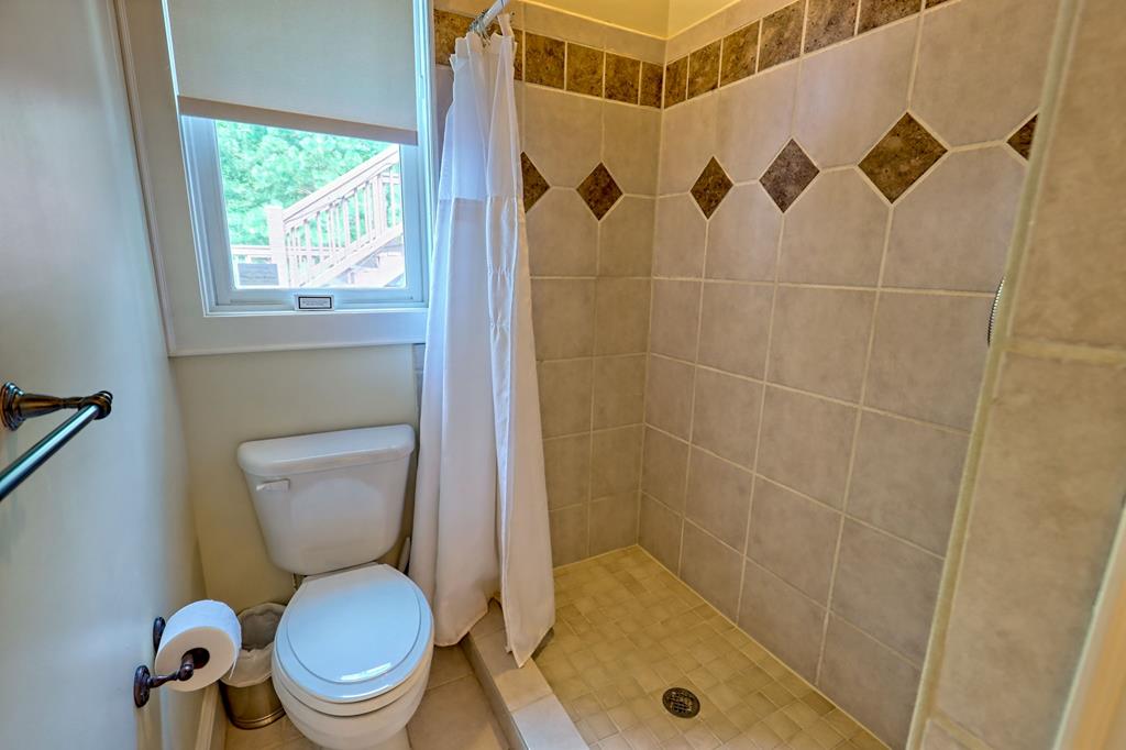 Franklin, North Carolina, 28734, United States, 3 Bedrooms Bedrooms, ,4 BathroomsBathrooms,Residential,Active,1945078