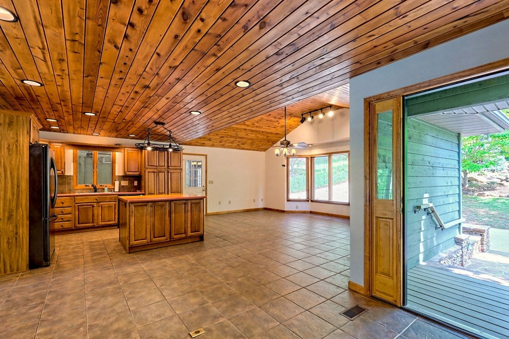 Hiawassee, Georgia, 30546, United States, 3 Bedrooms Bedrooms, ,3 BathroomsBathrooms,Residential,Active,1790158