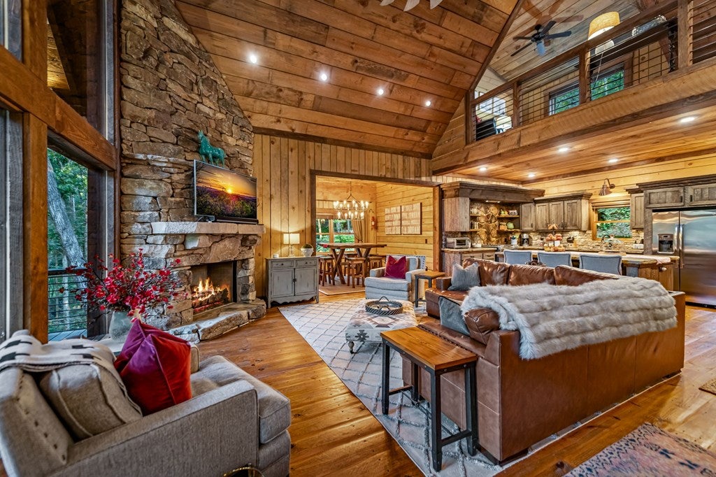 Blue Ridge, Georgia, 30513, United States, 3 Bedrooms Bedrooms, ,5 BathroomsBathrooms,Residential,Active,1973531