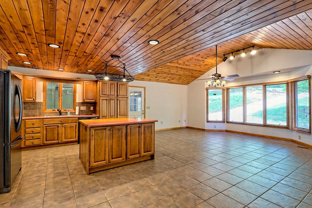 Hiawassee, Georgia, 30546, United States, 3 Bedrooms Bedrooms, ,3 BathroomsBathrooms,Residential,Active,1790158