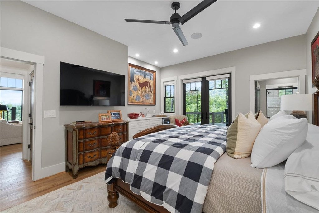 Ellijay, Georgia, 30540, United States, 5 Bedrooms Bedrooms, ,7 BathroomsBathrooms,Residential,Active,1951812