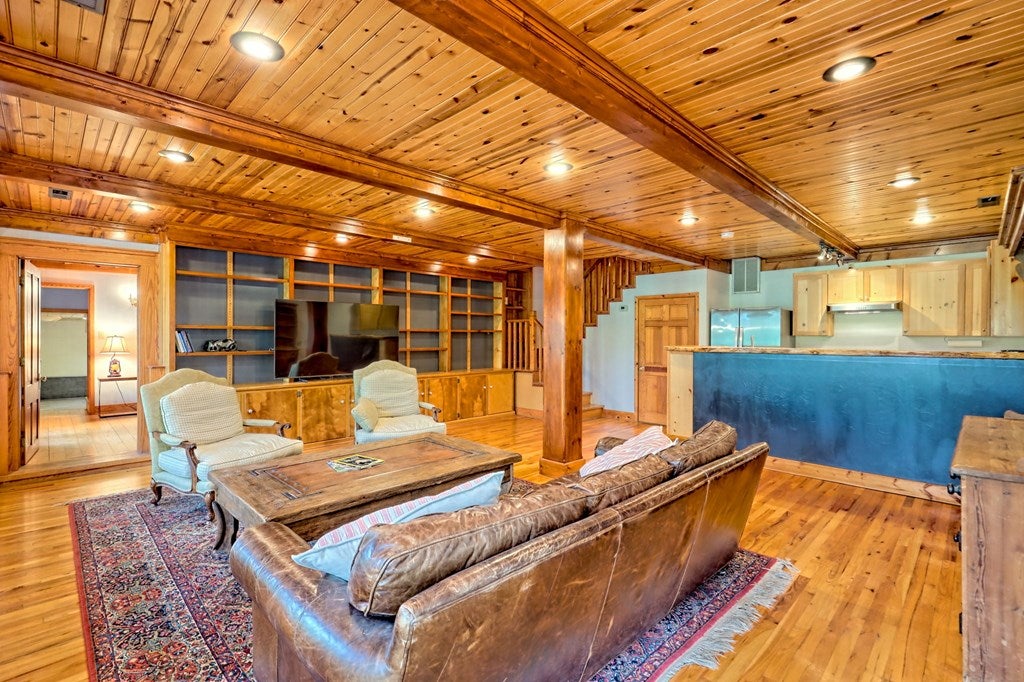 Warne, North Carolina, 28909, United States, 5 Bedrooms Bedrooms, ,6 BathroomsBathrooms,Residential,Active,1968121