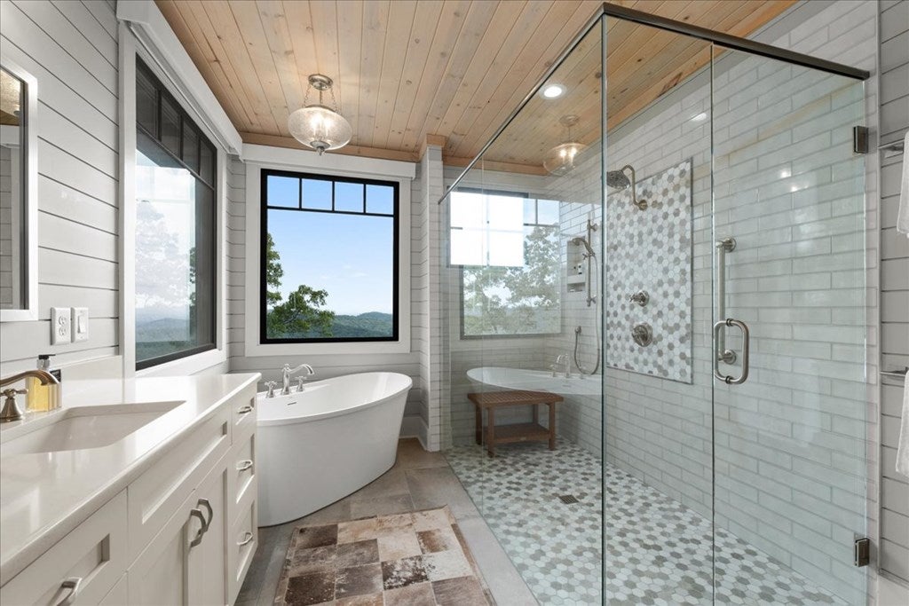 Ellijay, Georgia, 30540, United States, 5 Bedrooms Bedrooms, ,7 BathroomsBathrooms,Residential,Active,1951812