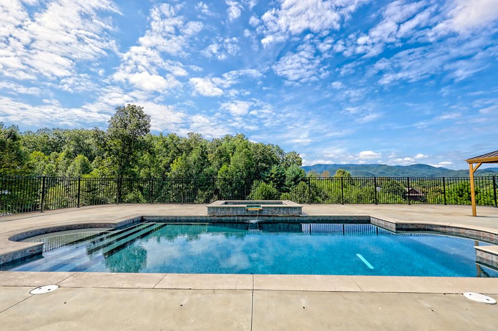 Franklin, North Carolina, 28734, United States, 3 Bedrooms Bedrooms, ,4 BathroomsBathrooms,Residential,Active,2015469