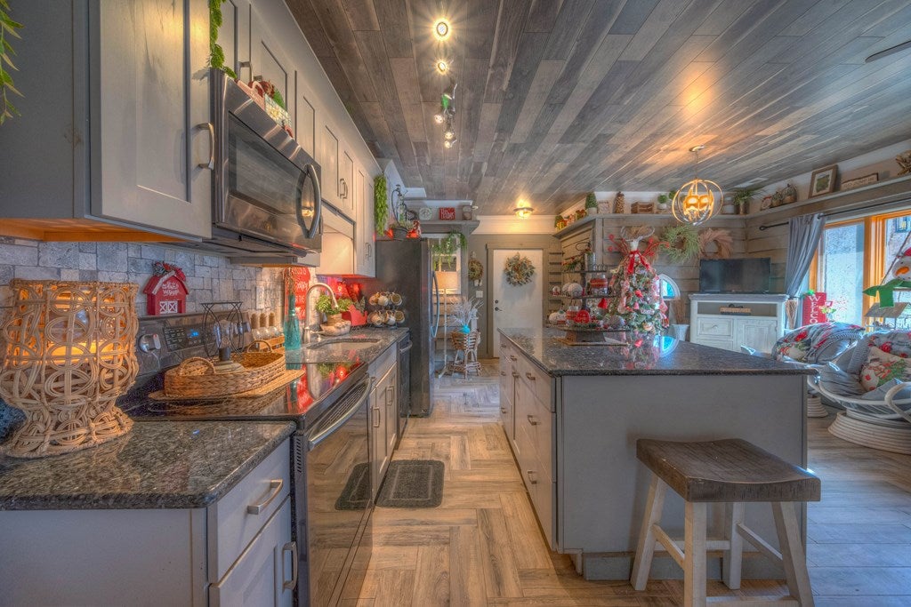 Hiawassee, Georgia, 30546, United States, 3 Bedrooms Bedrooms, ,2 BathroomsBathrooms,Residential,Active,2007353