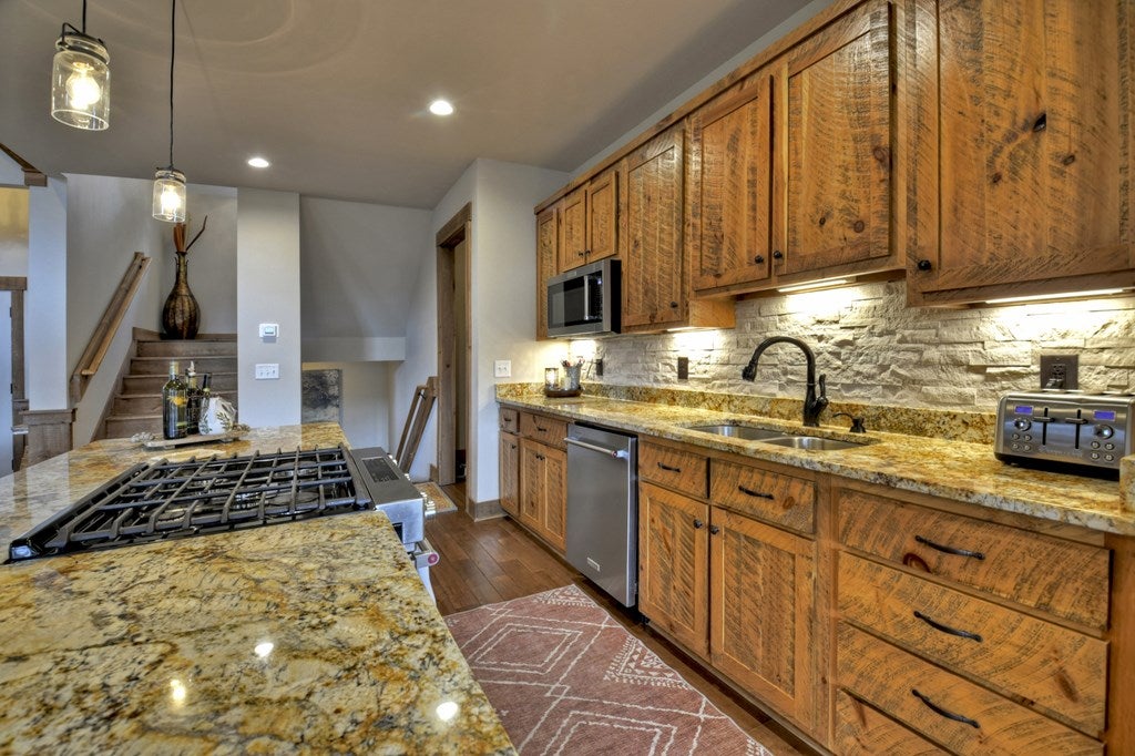 Ellijay, Georgia, 30540, United States, 5 Bedrooms Bedrooms, ,4 BathroomsBathrooms,Residential,Active,1745330