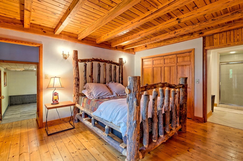 Warne, North Carolina, 28909, United States, 5 Bedrooms Bedrooms, ,6 BathroomsBathrooms,Residential,Active,1968121