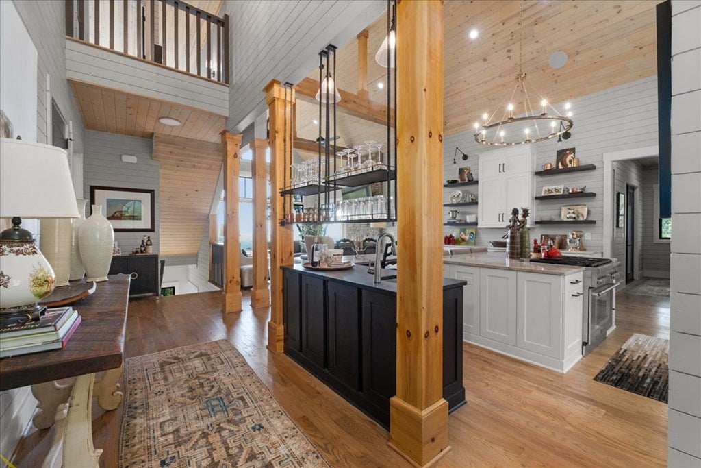 Ellijay, Georgia, 30540, United States, 5 Bedrooms Bedrooms, ,7 BathroomsBathrooms,Residential,Active,1951812