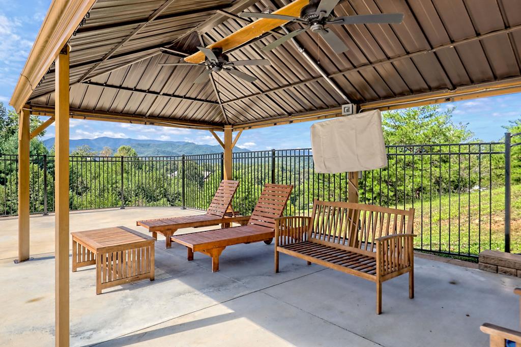 Franklin, North Carolina, 28734, United States, 3 Bedrooms Bedrooms, ,4 BathroomsBathrooms,Residential,Active,1945078