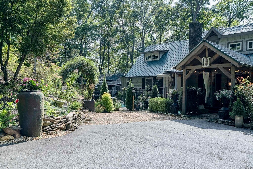 Blairsville, Georgia, 30512, United States, 5 Bedrooms Bedrooms, ,6 BathroomsBathrooms,Residential,Active,1944103