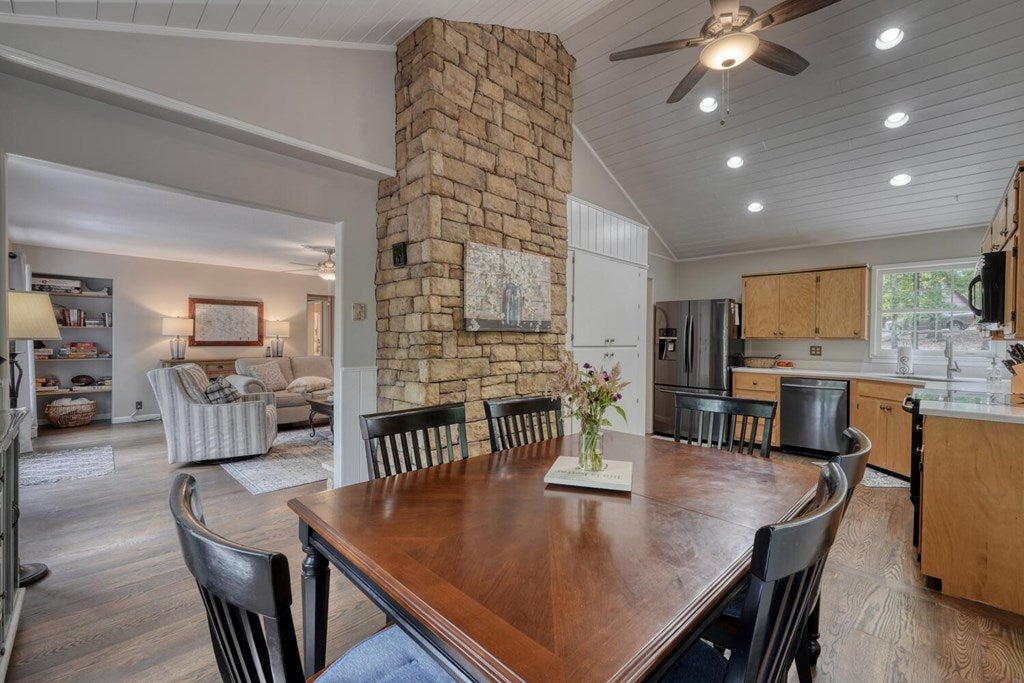 Blairsville, Georgia, 30512, United States, 4 Bedrooms Bedrooms, ,4 BathroomsBathrooms,Residential,Active,1920254