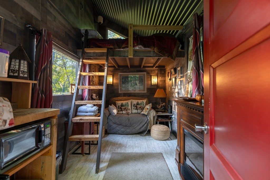 Blairsville, Georgia, 30512, United States, 5 Bedrooms Bedrooms, ,6 BathroomsBathrooms,Residential,Active,1944103