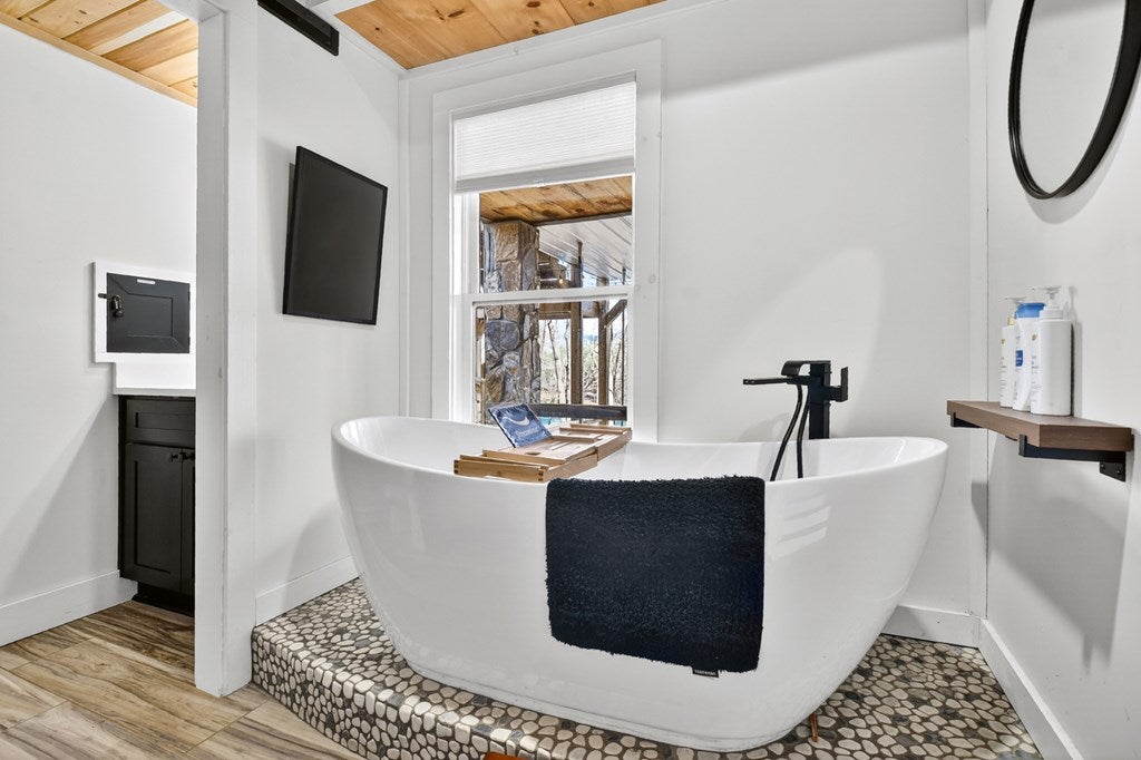 Blue Ridge, Georgia, 30513, United States, 3 Bedrooms Bedrooms, ,3 BathroomsBathrooms,Residential,Active,2029742