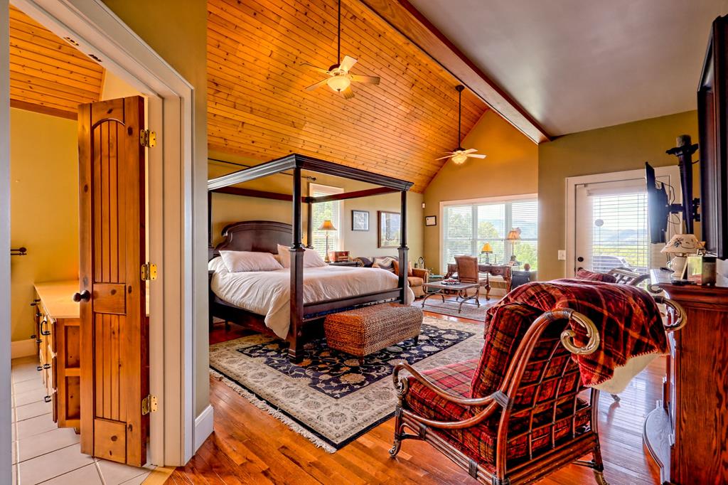 Franklin, North Carolina, 28734, United States, 3 Bedrooms Bedrooms, ,4 BathroomsBathrooms,Residential,Active,1945078