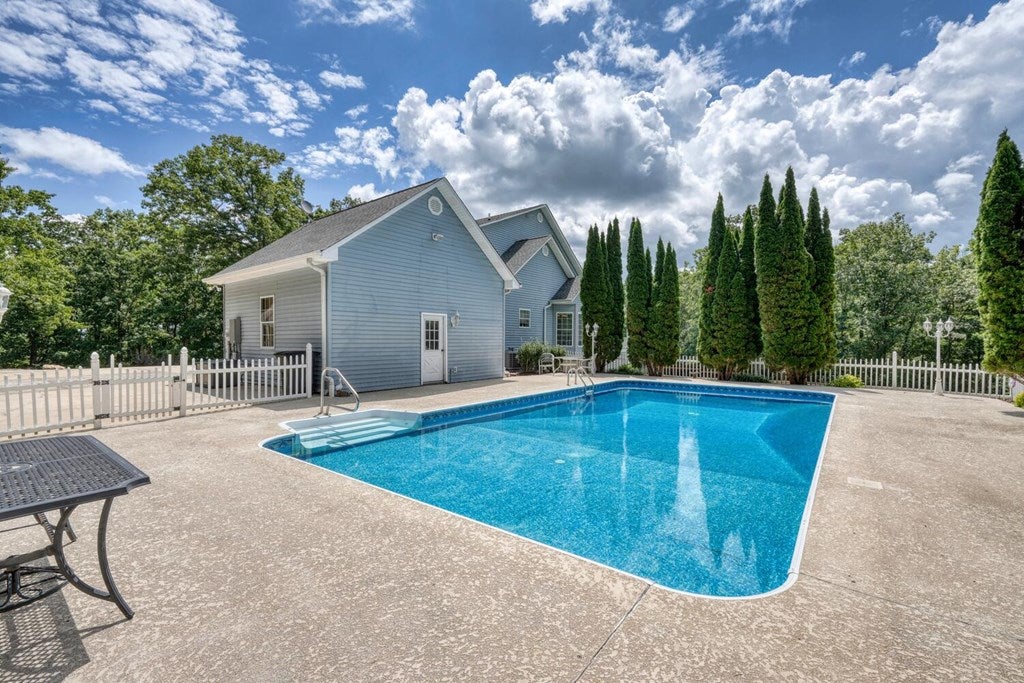 Blairsville, Georgia, 30512, United States, 4 Bedrooms Bedrooms, ,4 BathroomsBathrooms,Residential,Active,1892611