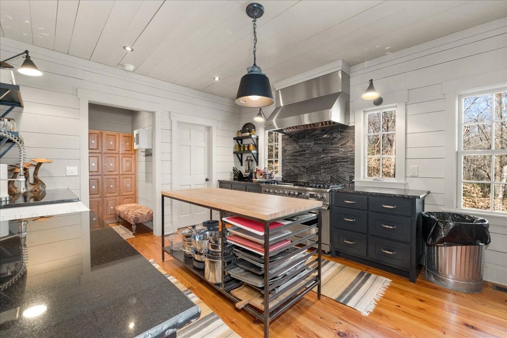 Ellijay, Georgia, 30540, United States, 5 Bedrooms Bedrooms, ,7 BathroomsBathrooms,Residential,Active,1951812