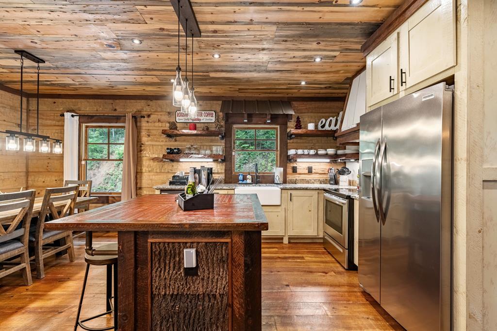 Blue Ridge, Georgia, 30513, United States, 3 Bedrooms Bedrooms, ,3 BathroomsBathrooms,Residential,Active,1849502