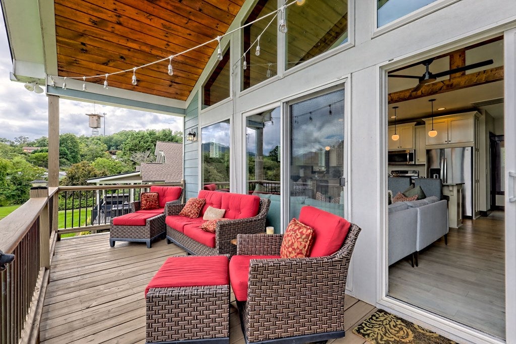 Hiawassee, Georgia, 30546, United States, 2 Bedrooms Bedrooms, ,3 BathroomsBathrooms,Residential,Active,1914805