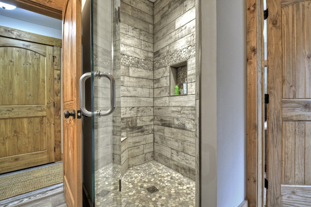 Ellijay, Georgia, 30540, United States, 5 Bedrooms Bedrooms, ,4 BathroomsBathrooms,Residential,Active,1745330