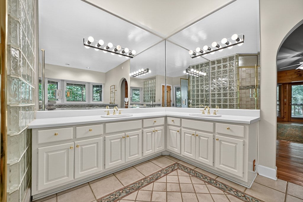Ellijay, Georgia, 30536, United States, 3 Bedrooms Bedrooms, ,5 BathroomsBathrooms,Residential,Active,1926905