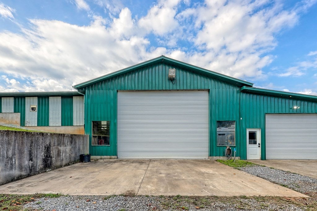 Warne, North Carolina, 28909, United States, 5 Bedrooms Bedrooms, ,6 BathroomsBathrooms,Residential,Active,1968121