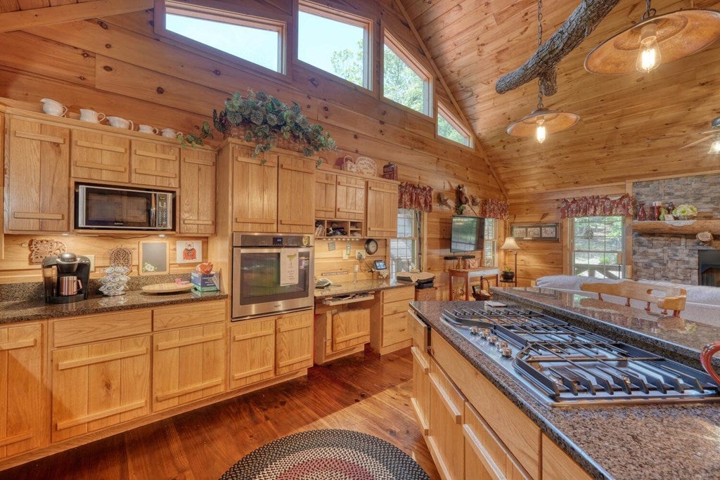 Blairsville, Georgia, 30512, United States, 3 Bedrooms Bedrooms, ,4 BathroomsBathrooms,Residential,Active,1877837