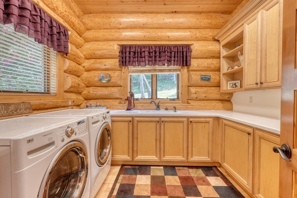 Blairsville, Georgia, 30512, United States, 4 Bedrooms Bedrooms, ,6 BathroomsBathrooms,Residential,Active,1934771