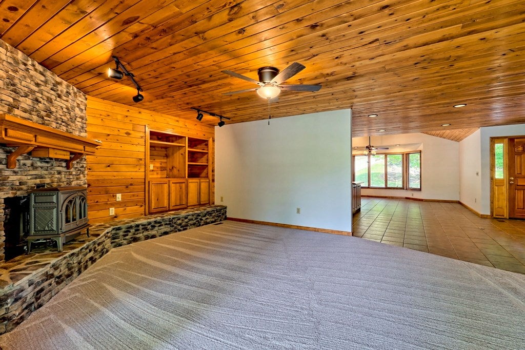 Hiawassee, Georgia, 30546, United States, 3 Bedrooms Bedrooms, ,3 BathroomsBathrooms,Residential,Active,1790158