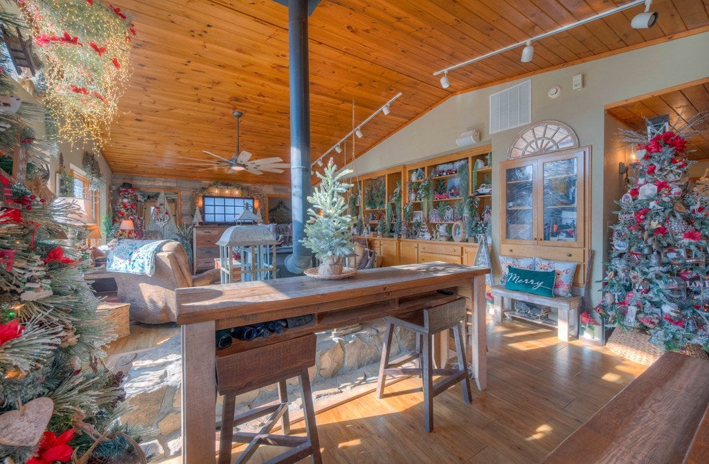 Hiawassee, Georgia, 30546, United States, 3 Bedrooms Bedrooms, ,2 BathroomsBathrooms,Residential,Active,2007353