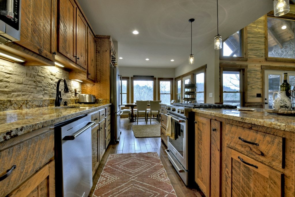 Ellijay, Georgia, 30540, United States, 5 Bedrooms Bedrooms, ,4 BathroomsBathrooms,Residential,Active,1745330