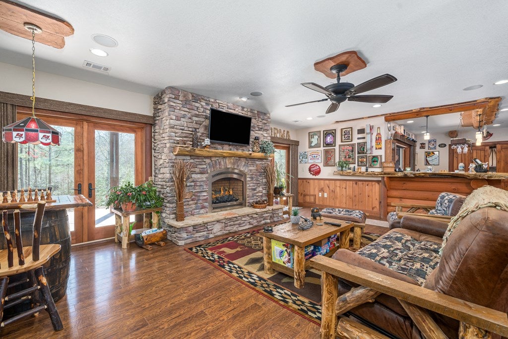 Murphy, North Carolina, 28906, United States, 4 Bedrooms Bedrooms, ,7 BathroomsBathrooms,Residential,Active,1748698
