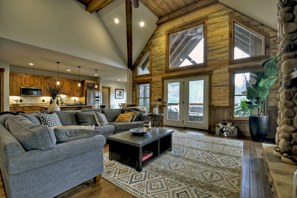 Ellijay, Georgia, 30540, United States, 5 Bedrooms Bedrooms, ,4 BathroomsBathrooms,Residential,Active,1745330