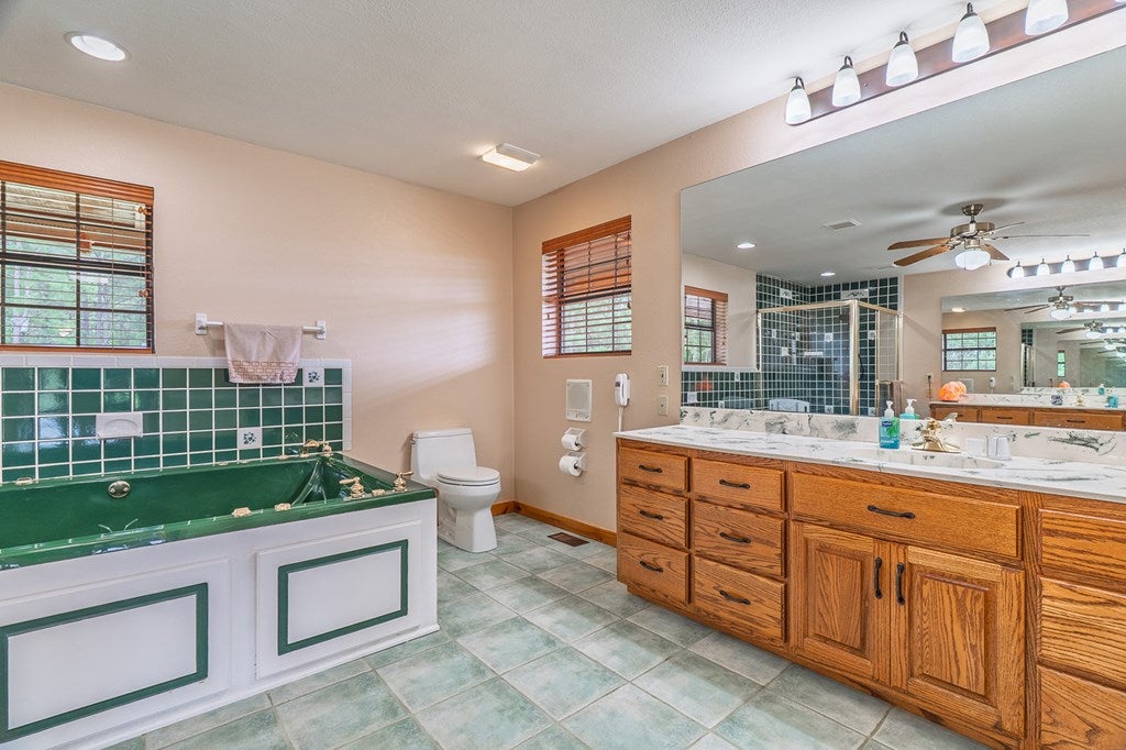 Copperhill, Tennessee, 37317, United States, 5 Bedrooms Bedrooms, ,6 BathroomsBathrooms,Residential,Active,1871227
