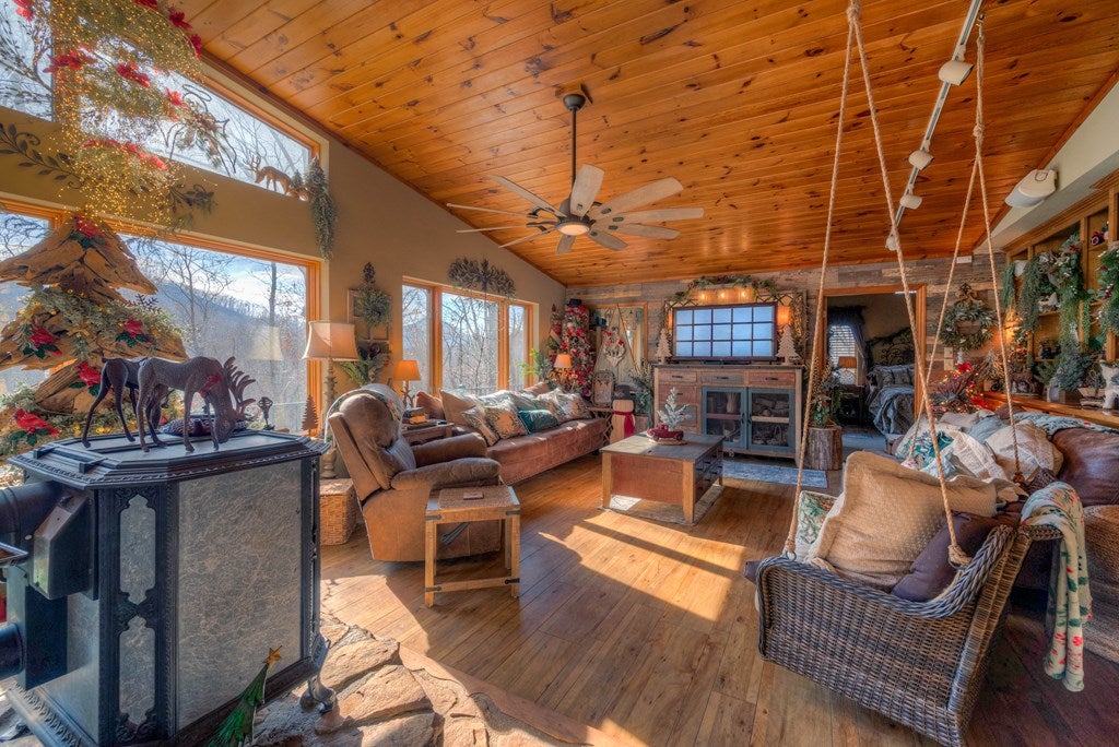 Hiawassee, Georgia, 30546, United States, 3 Bedrooms Bedrooms, ,2 BathroomsBathrooms,Residential,Active,2007353