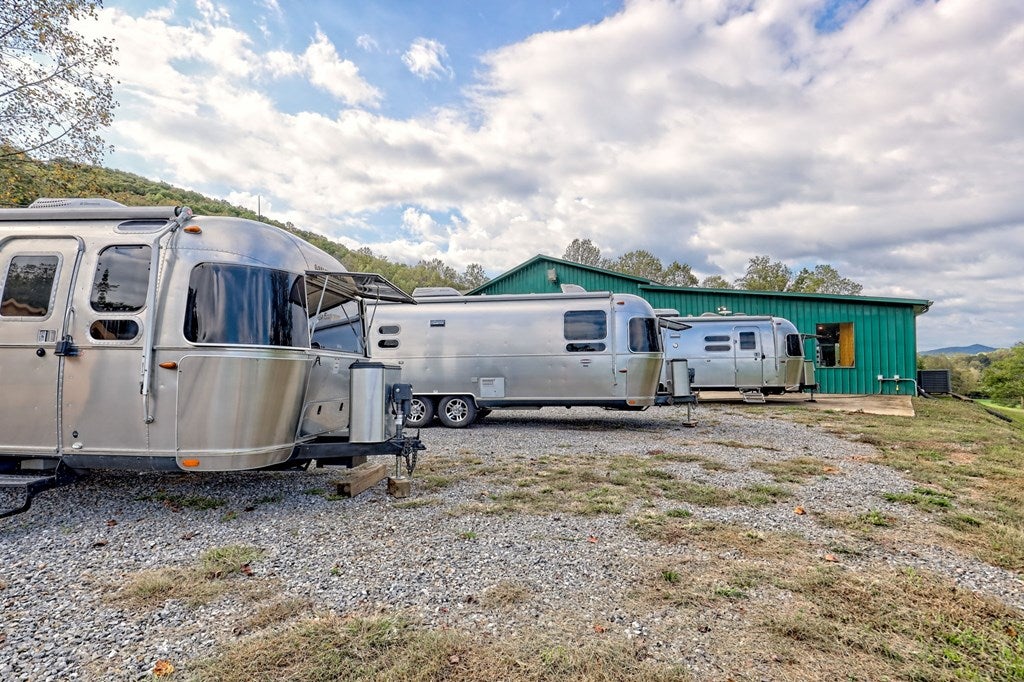 Warne, North Carolina, 28909, United States, 5 Bedrooms Bedrooms, ,6 BathroomsBathrooms,Residential,Active,1968121