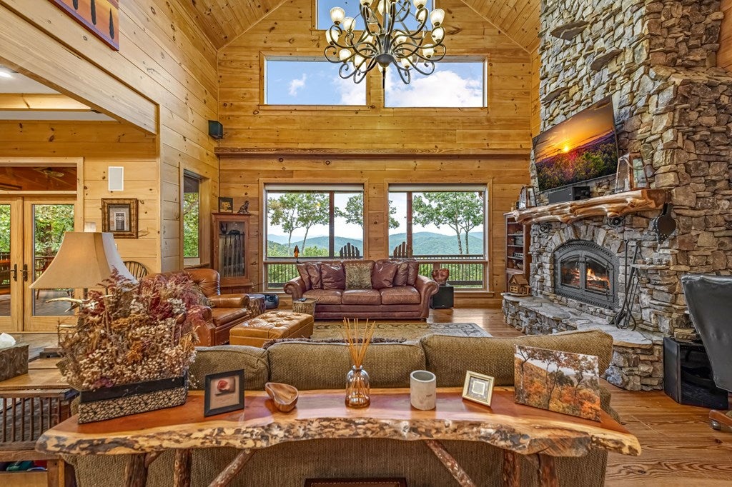 Morganton, Georgia, 30560, United States, 4 Bedrooms Bedrooms, ,5 BathroomsBathrooms,Residential,Active,1952626