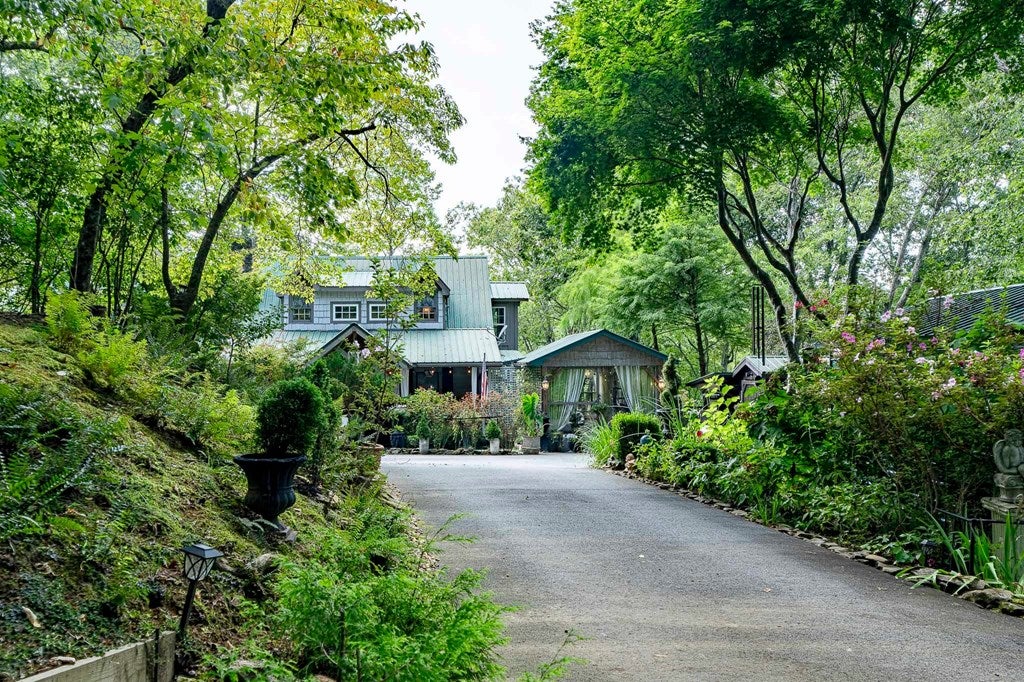 Blairsville, Georgia, 30512, United States, 5 Bedrooms Bedrooms, ,6 BathroomsBathrooms,Residential,Active,1944103
