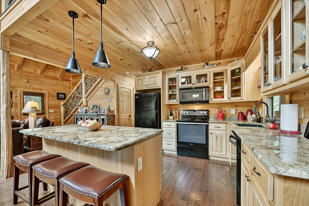 Ellijay, Georgia, 30536, United States, 2 Bedrooms Bedrooms, ,2 BathroomsBathrooms,Residential,Active,1946315
