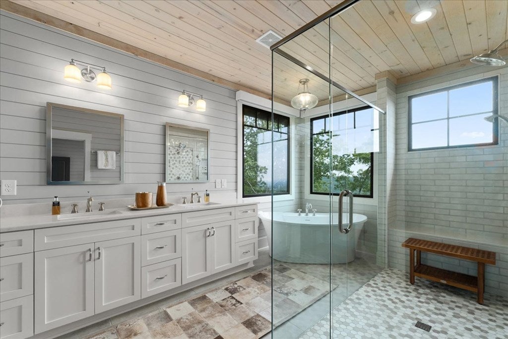 Ellijay, Georgia, 30540, United States, 5 Bedrooms Bedrooms, ,7 BathroomsBathrooms,Residential,Active,2001382