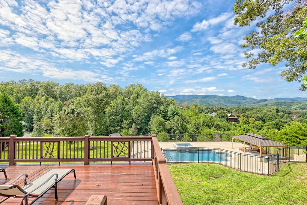 Franklin, North Carolina, 28734, United States, 3 Bedrooms Bedrooms, ,4 BathroomsBathrooms,Residential,Active,1945078