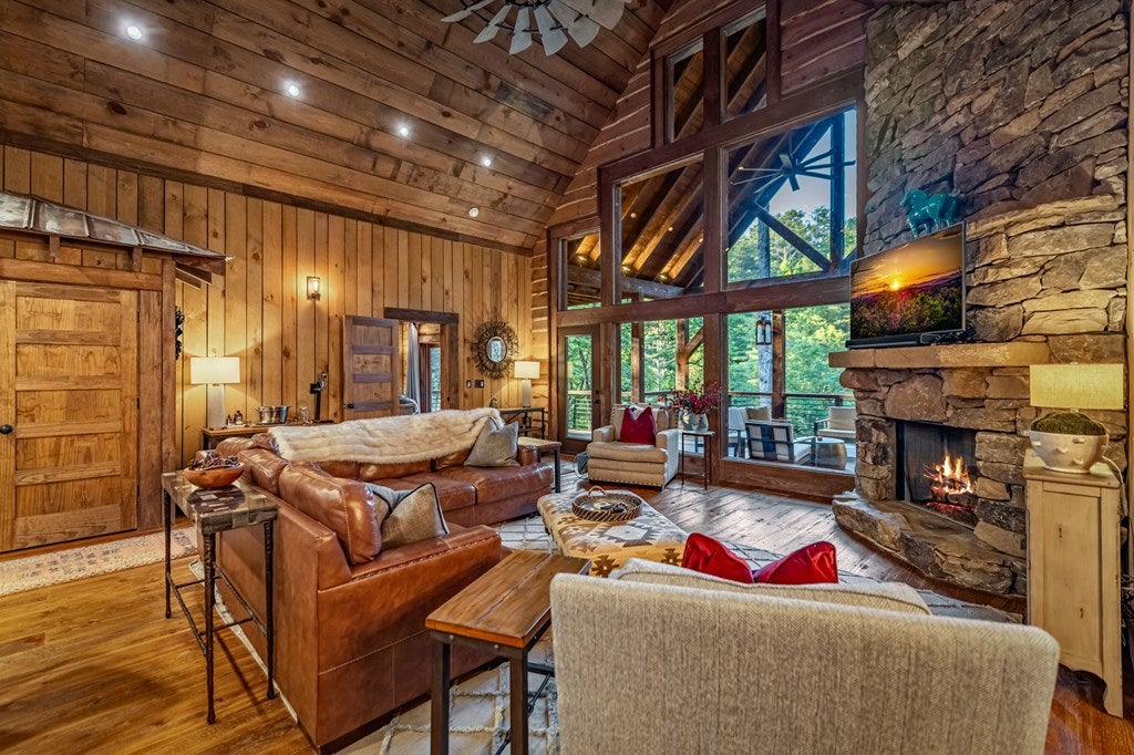 Blue Ridge, Georgia, 30513, United States, 3 Bedrooms Bedrooms, ,5 BathroomsBathrooms,Residential,Active,2007011