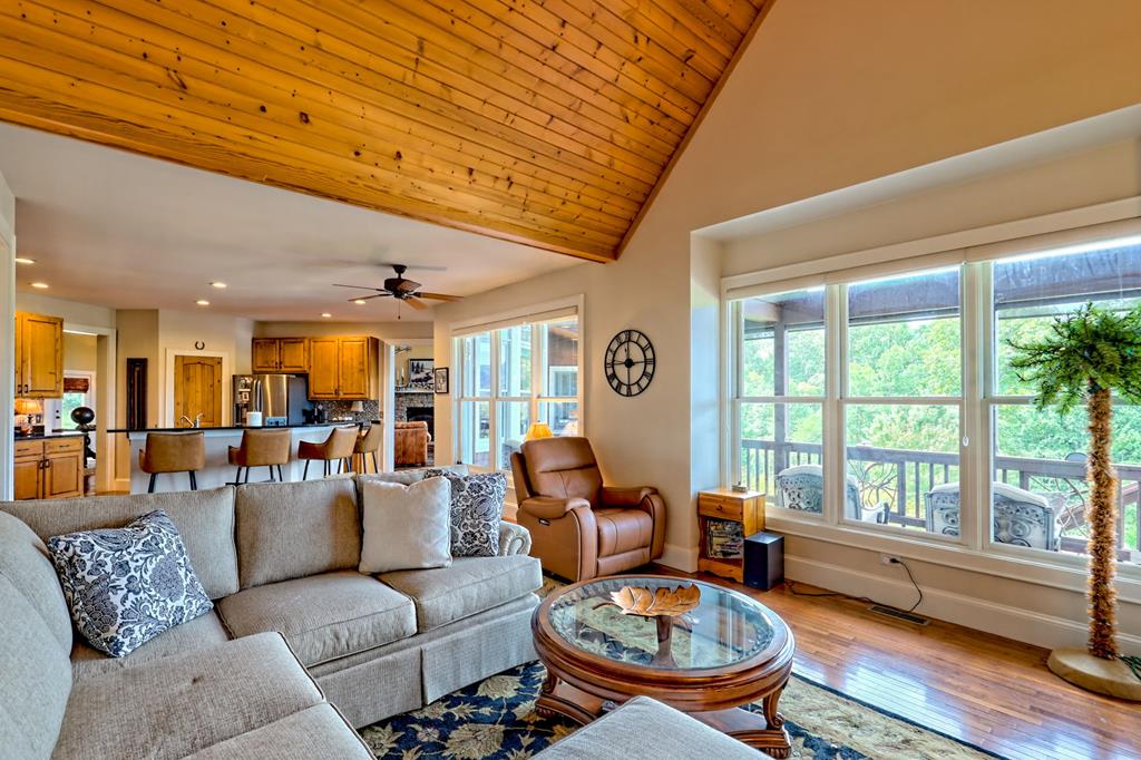 Franklin, North Carolina, 28734, United States, 3 Bedrooms Bedrooms, ,4 BathroomsBathrooms,Residential,Active,1945078