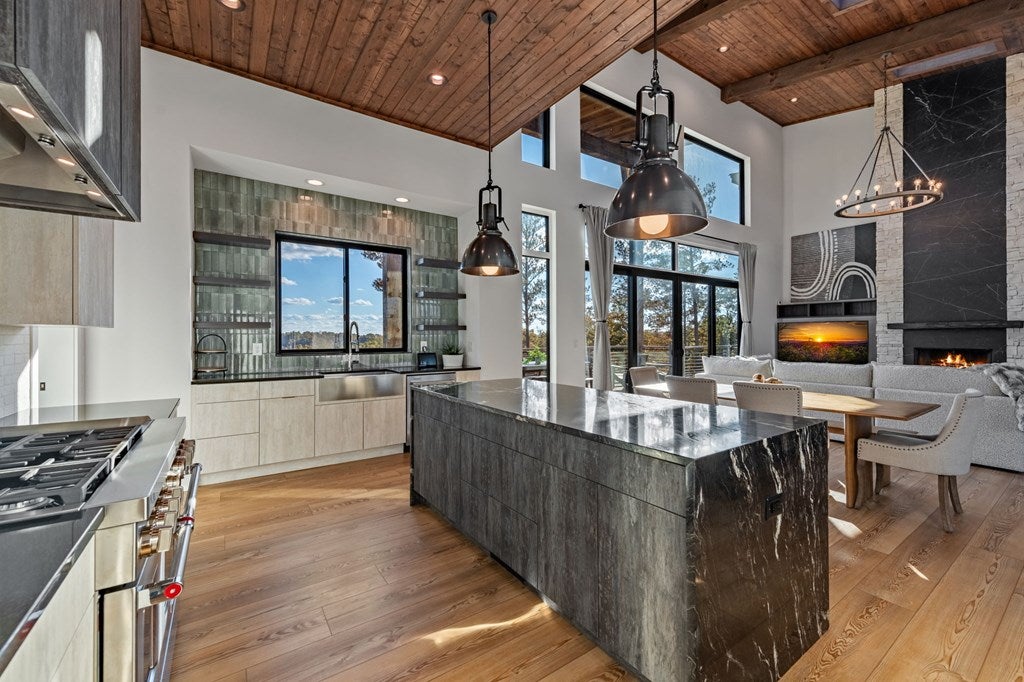 Ellijay, Georgia, 30540, United States, 4 Bedrooms Bedrooms, ,3 BathroomsBathrooms,Residential,Active,1985878