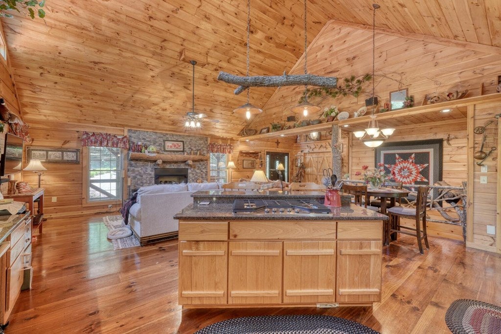 Blairsville, Georgia, 30512, United States, 3 Bedrooms Bedrooms, ,4 BathroomsBathrooms,Residential,Active,1877837