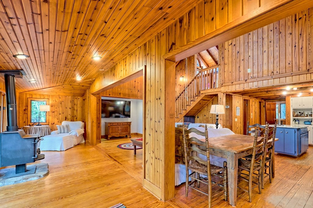 Warne, North Carolina, 28909, United States, 5 Bedrooms Bedrooms, ,6 BathroomsBathrooms,Residential,Active,1968121