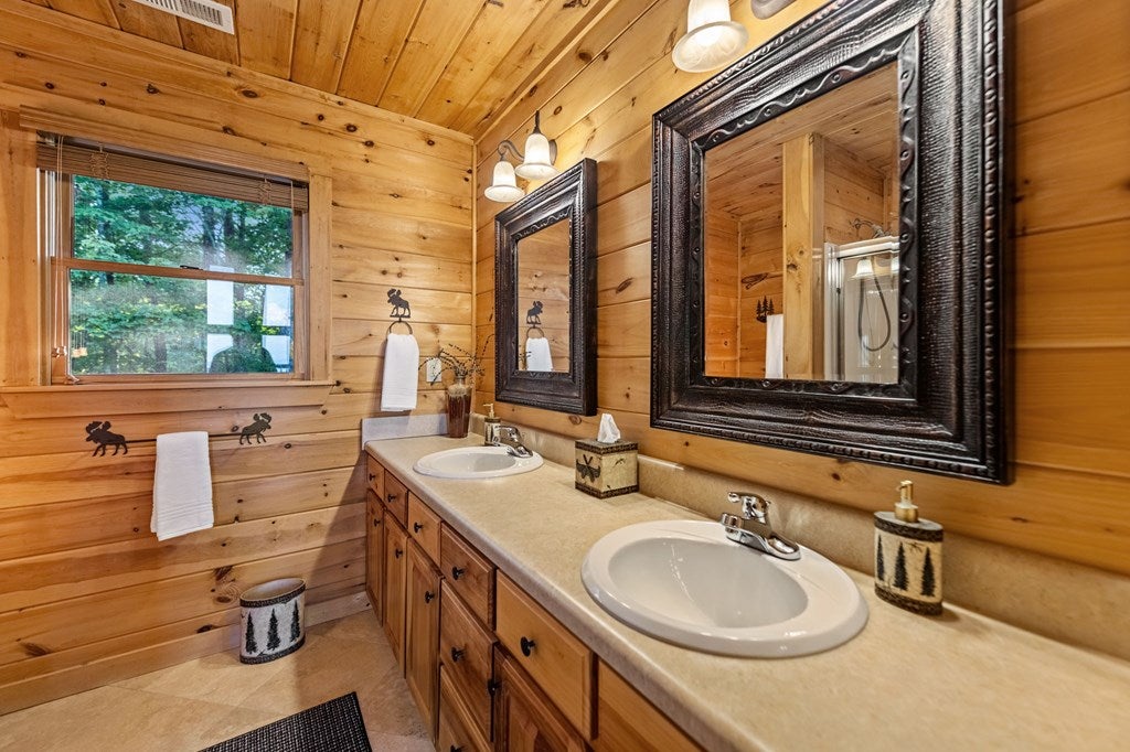 Mineral Bluff, Georgia, 30559, United States, 4 Bedrooms Bedrooms, ,4 BathroomsBathrooms,Residential,Active,1929467